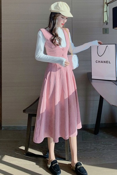 Retro naiste roosa velvetist kleit pikkade varrukate ja nööpidega