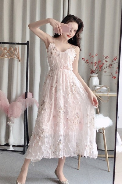 Új modell nyári ruha vékony pántokkal és hímzéssel