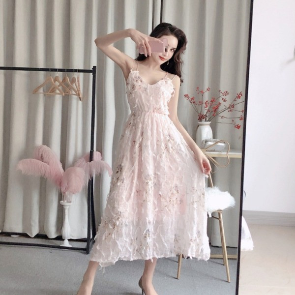 Új modell nyári ruha vékony pántokkal és hímzéssel