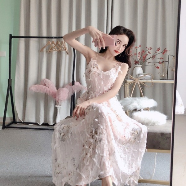 Új modell nyári ruha vékony pántokkal és hímzéssel