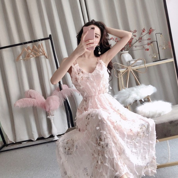 Új modell nyári ruha vékony pántokkal és hímzéssel