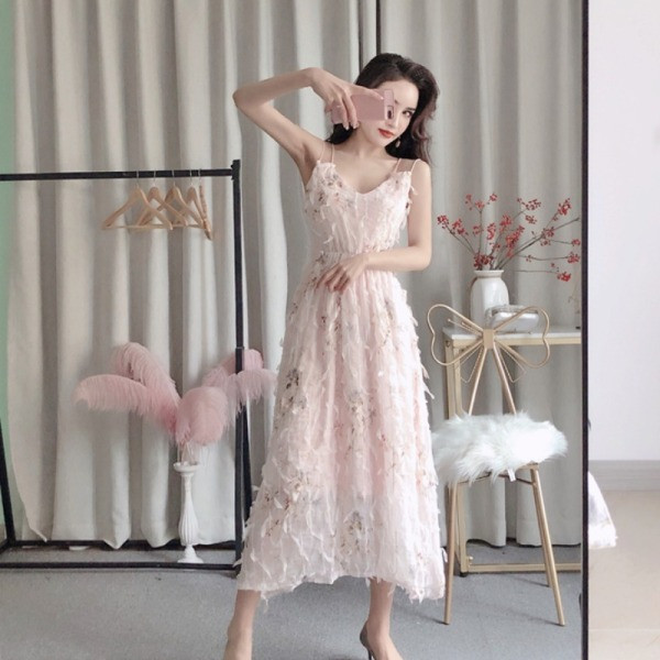 Új modell nyári ruha vékony pántokkal és hímzéssel