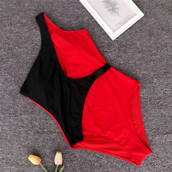 Terve ujumistrikoo ühe rihma ja väljalõigatud osaga