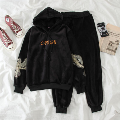 Sametist spordikomplekt, mis sisaldab tikandiga dressipluusi ja elastse vöökohaga pükse