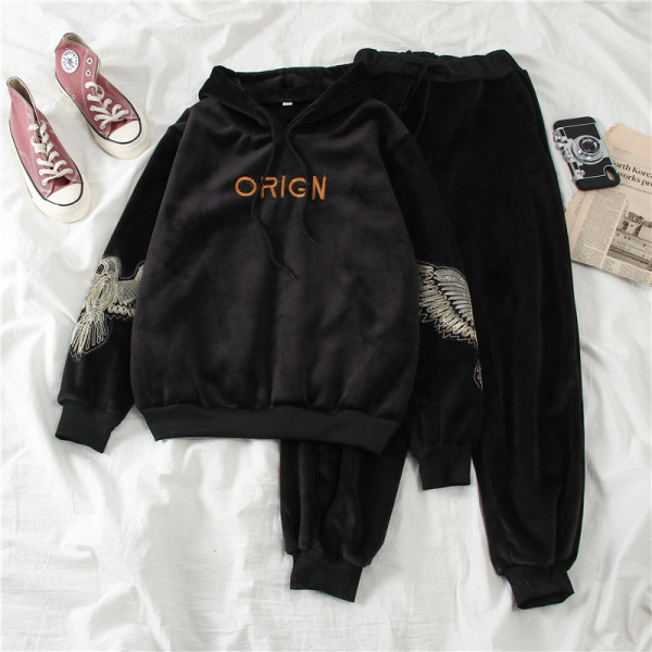 Sametist spordikomplekt, mis sisaldab tikandiga dressipluusi ja elastse vöökohaga pükse