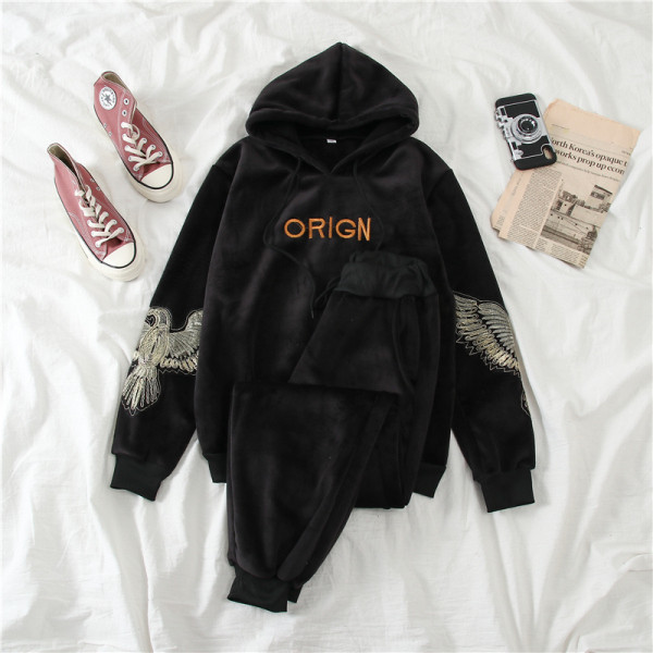 Sametist spordikomplekt, mis sisaldab tikandiga dressipluusi ja elastse vöökohaga pükse