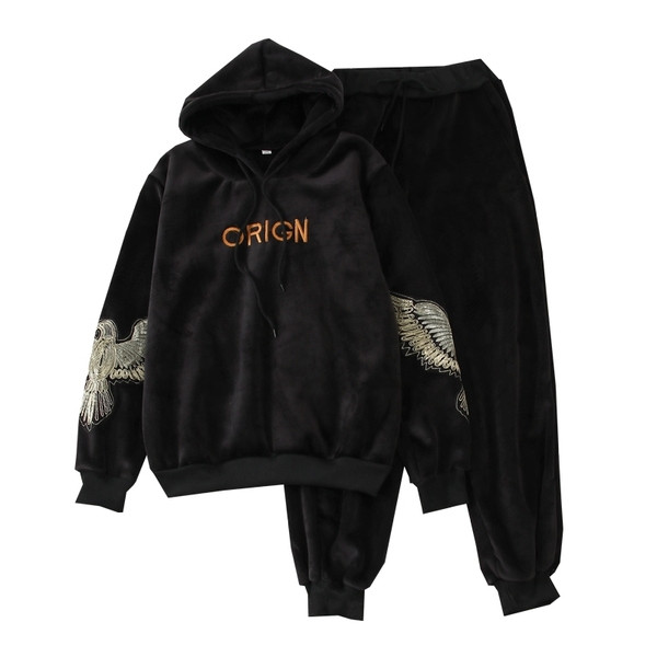 Sametist spordikomplekt, mis sisaldab tikandiga dressipluusi ja elastse vöökohaga pükse