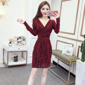 Lühike liibuv kleit V-kaelusega