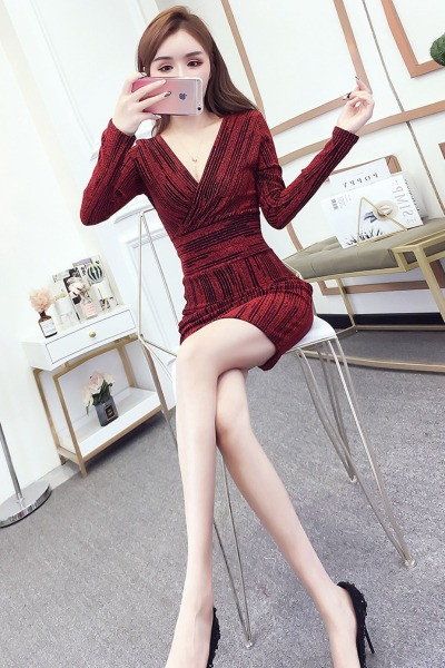 Lühike liibuv kleit V-kaelusega