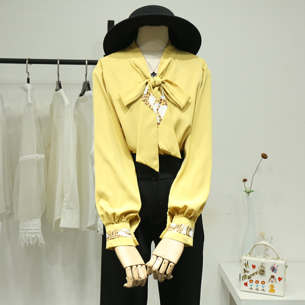 Moodne naiste särk paela, mustri ja pikkade varrukatega