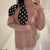 Γυναικείο κομψό πουλόβερ με χαμηλό γιακά γύρω από το λαιμό και μια μεγάλη κορδέλα πουά