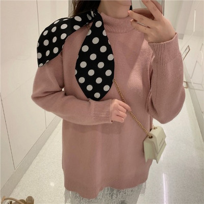 Γυναικείο κομψό πουλόβερ με χαμηλό γιακά γύρω από το λαιμό και μια μεγάλη κορδέλα πουά