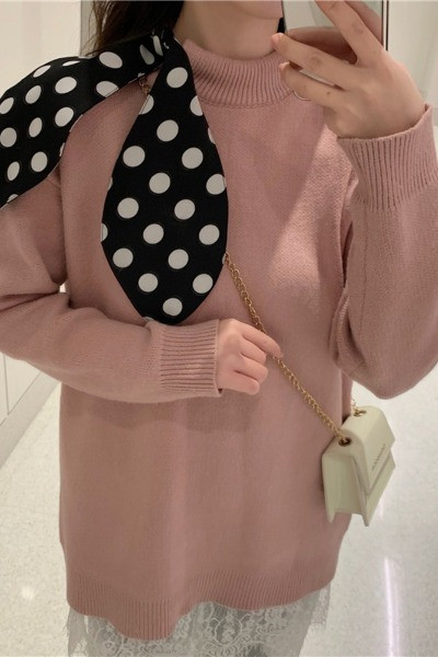 Γυναικείο  κομψό πουλόβερ  με χαμηλό γιακά γύρω από το λαιμό και μια μεγάλη κορδέλα πουά