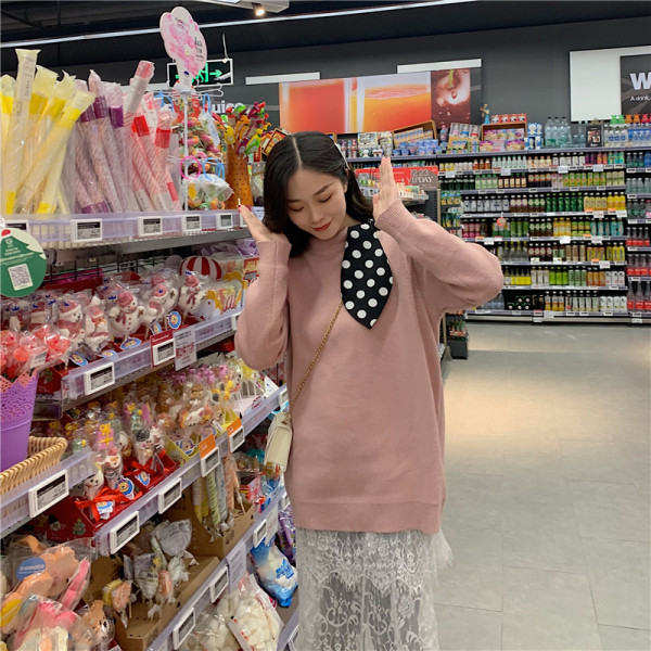 Γυναικείο  κομψό πουλόβερ  με χαμηλό γιακά γύρω από το λαιμό και μια μεγάλη κορδέλα πουά