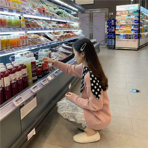 Γυναικείο  κομψό πουλόβερ  με χαμηλό γιακά γύρω από το λαιμό και μια μεγάλη κορδέλα πουά