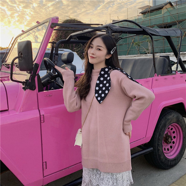 Γυναικείο  κομψό πουλόβερ  με χαμηλό γιακά γύρω από το λαιμό και μια μεγάλη κορδέλα πουά