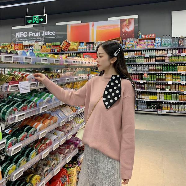 Γυναικείο  κομψό πουλόβερ  με χαμηλό γιακά γύρω από το λαιμό και μια μεγάλη κορδέλα πουά