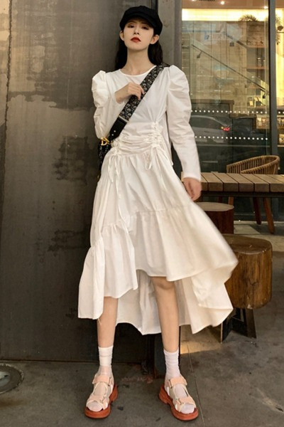 Asimetrična retro ženska haljina s vezama i puf rukavima