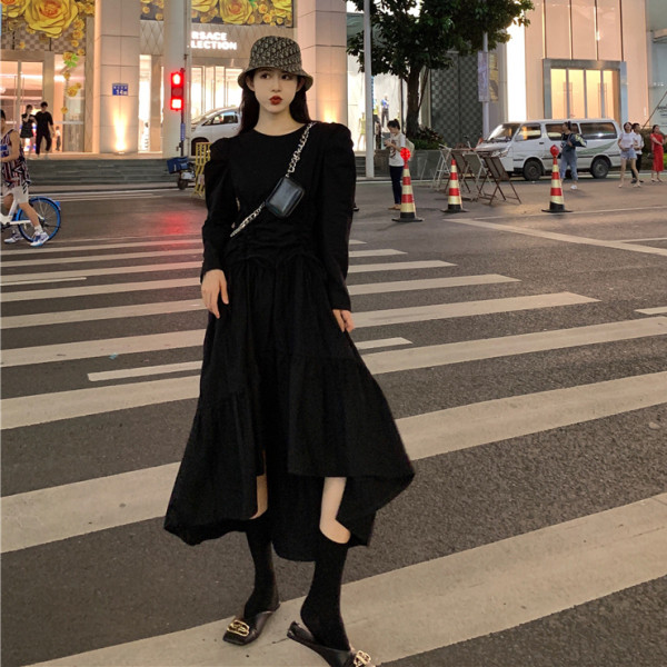 Asimetrična retro ženska haljina s vezama i puf rukavima