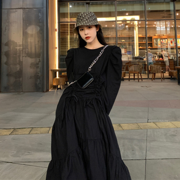 Asimetrična retro ženska haljina s vezama i puf rukavima