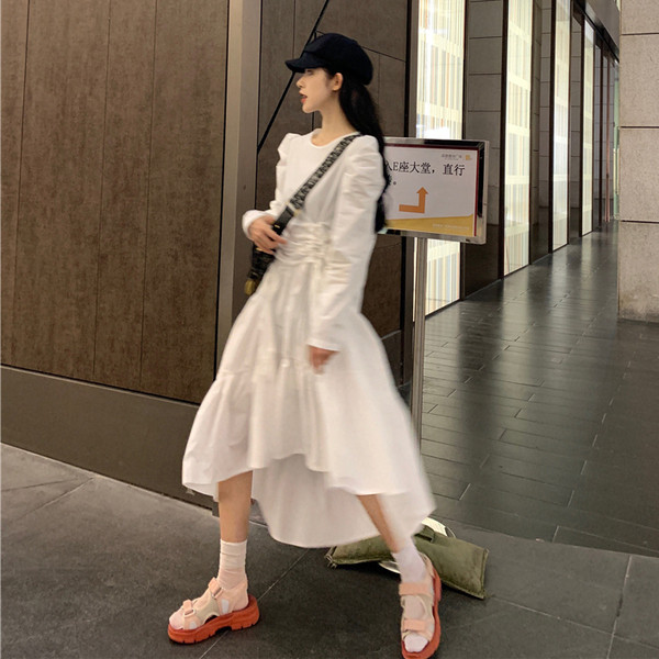 Asimetrična retro ženska haljina s vezama i puf rukavima