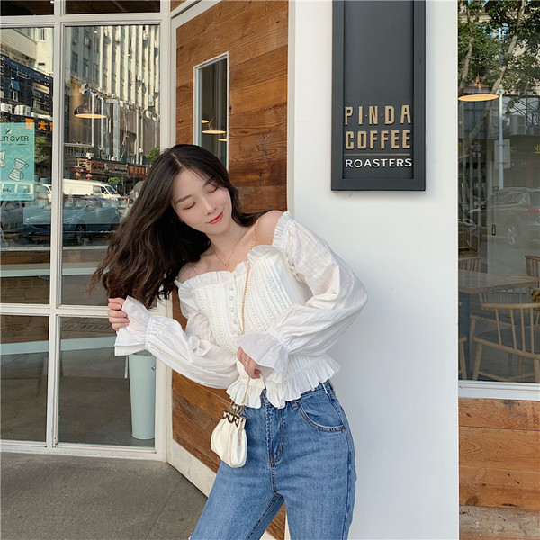 Valge naiste särk langetatud varrukate ja nööpidega