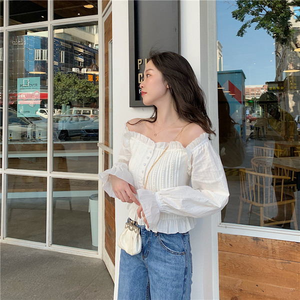 Valge naiste särk langetatud varrukate ja nööpidega