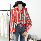 Klassikalise krae ja aplikatsiooniga värviline naiste triibuline särk