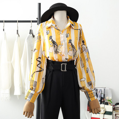 Klassikalise krae ja aplikatsiooniga värviline naiste triibuline särk