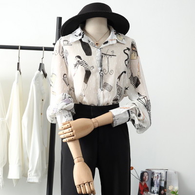 Klassikalise krae ja aplikatsiooniga värviline naiste triibuline särk