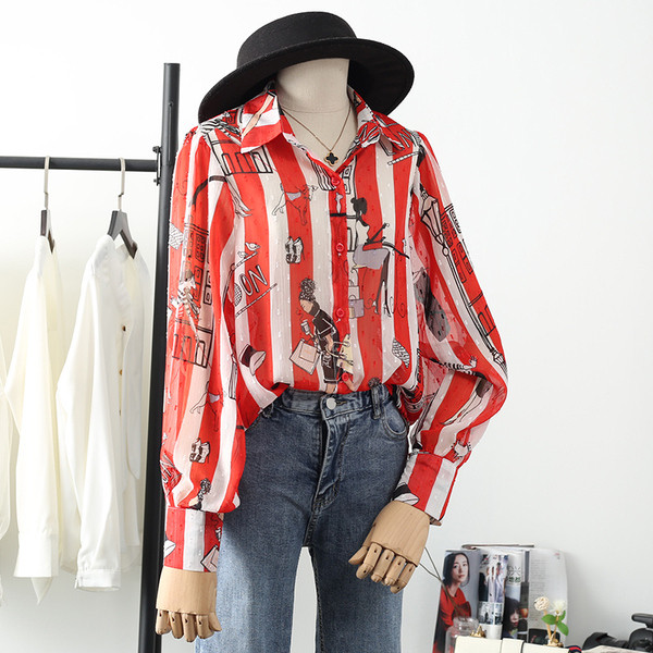 Klassikalise krae ja aplikatsiooniga värviline naiste triibuline särk