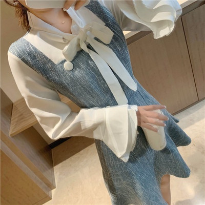 Kohandatud naiste lühike kleit lootosvarrukate ja paelaga kraega