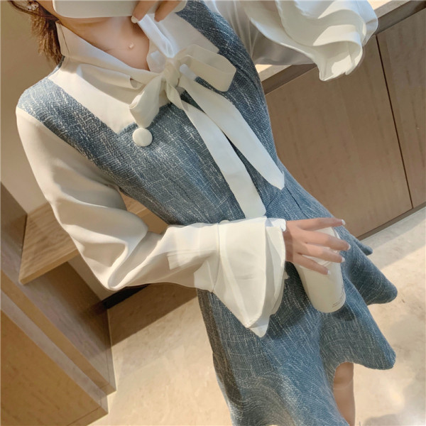 Kohandatud naiste lühike kleit lootosvarrukate ja paelaga kraega