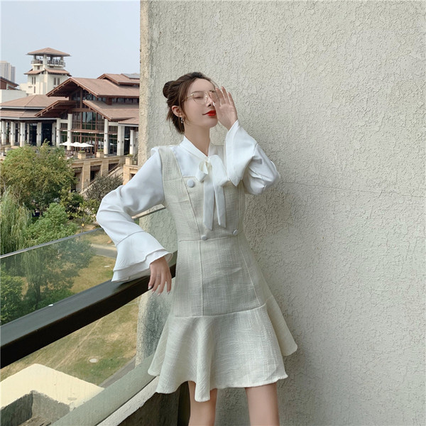 Kohandatud naiste lühike kleit lootosvarrukate ja paelaga kraega