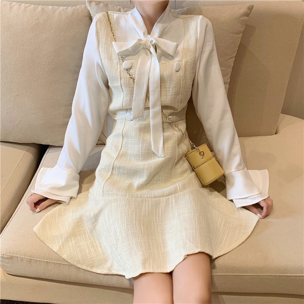 Kohandatud naiste lühike kleit lootosvarrukate ja paelaga kraega