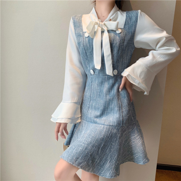 Kohandatud naiste lühike kleit lootosvarrukate ja paelaga kraega