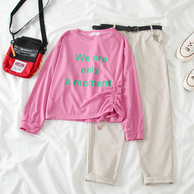Ежедневен дамски комплект от две части - блуза с надпис и панталон с колан