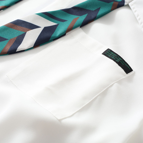 Uue mudeliga naiste särk klassikalise krae ja lipsuga