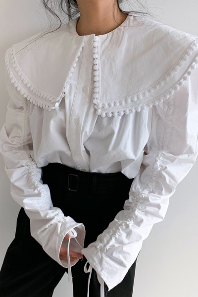 Retro stiilis naiste särk suure kraega ja üleskeeratud varrukatega