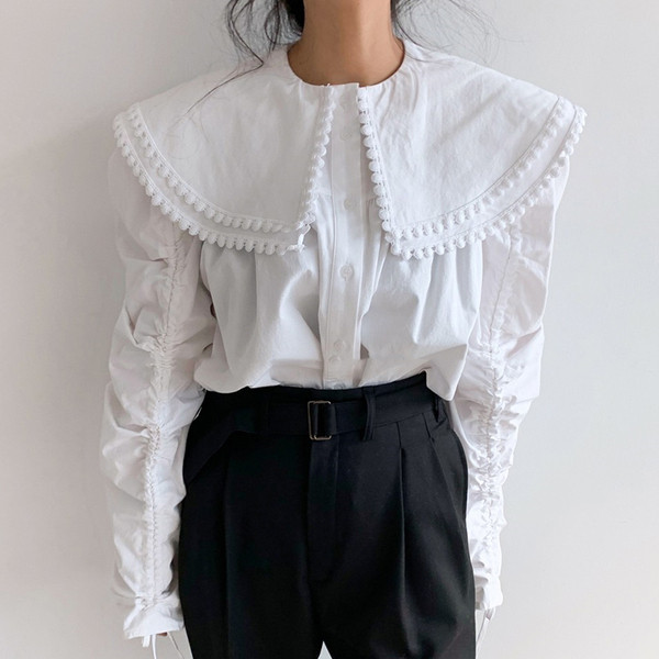 Retro stiilis naiste särk suure kraega ja üleskeeratud varrukatega