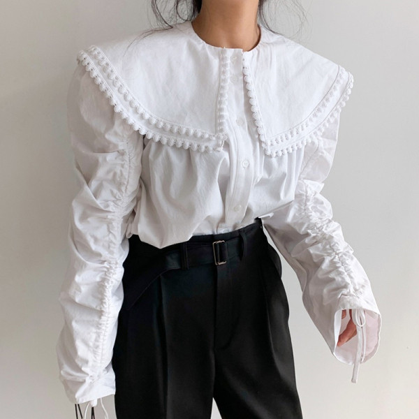 Retro stiilis naiste särk suure kraega ja üleskeeratud varrukatega