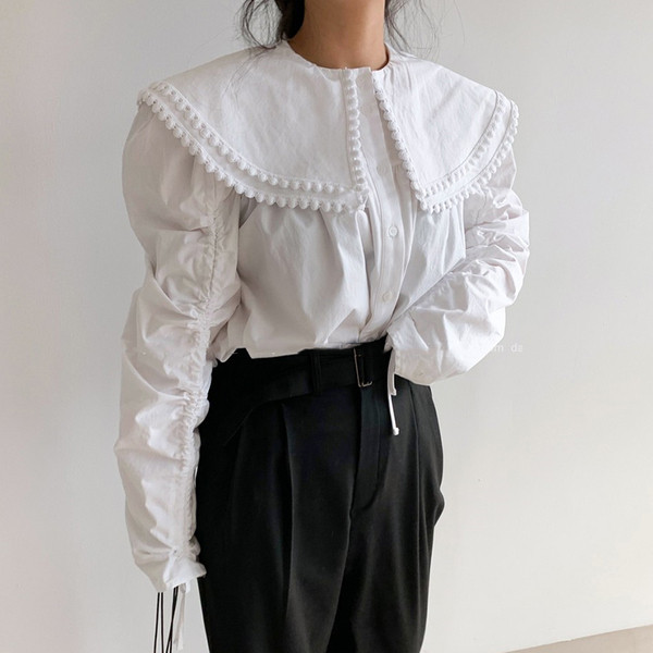 Retro stiilis naiste särk suure kraega ja üleskeeratud varrukatega