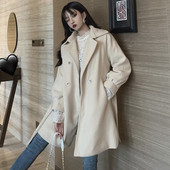 Stílusos női kabát klasszikus gallérral és gombokkal - széles modell