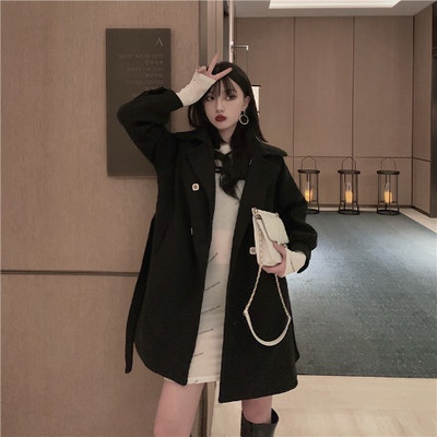 Stílusos női kabát klasszikus gallérral és gombokkal - széles modell