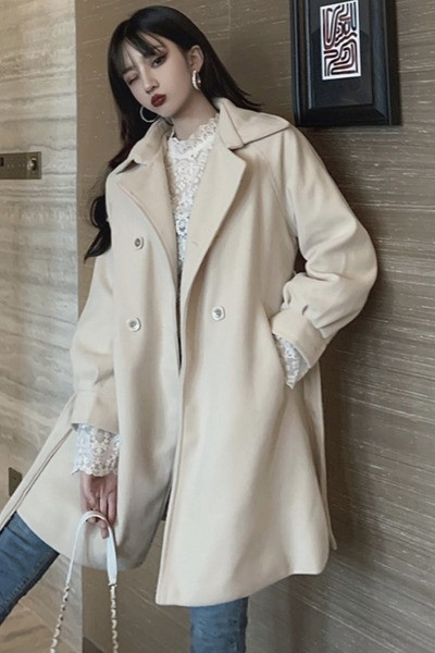 Stílusos női kabát klasszikus gallérral és gombokkal - széles modell