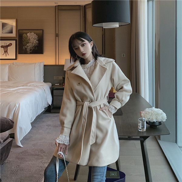 Stílusos női kabát klasszikus gallérral és gombokkal - széles modell