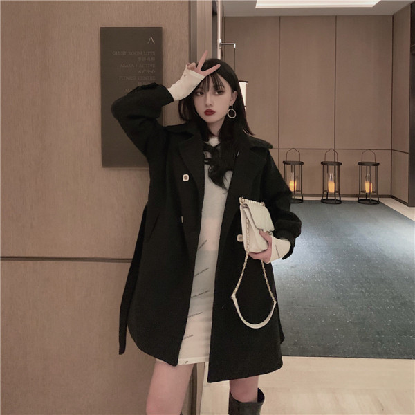 Stílusos női kabát klasszikus gallérral és gombokkal - széles modell