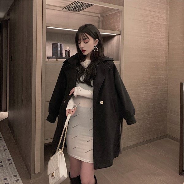 Stílusos női kabát klasszikus gallérral és gombokkal - széles modell