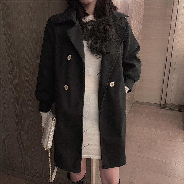 Stílusos női kabát klasszikus gallérral és gombokkal - széles modell