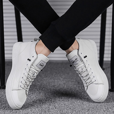 Meeste moodsad paelte ja lameda tallaga tossud